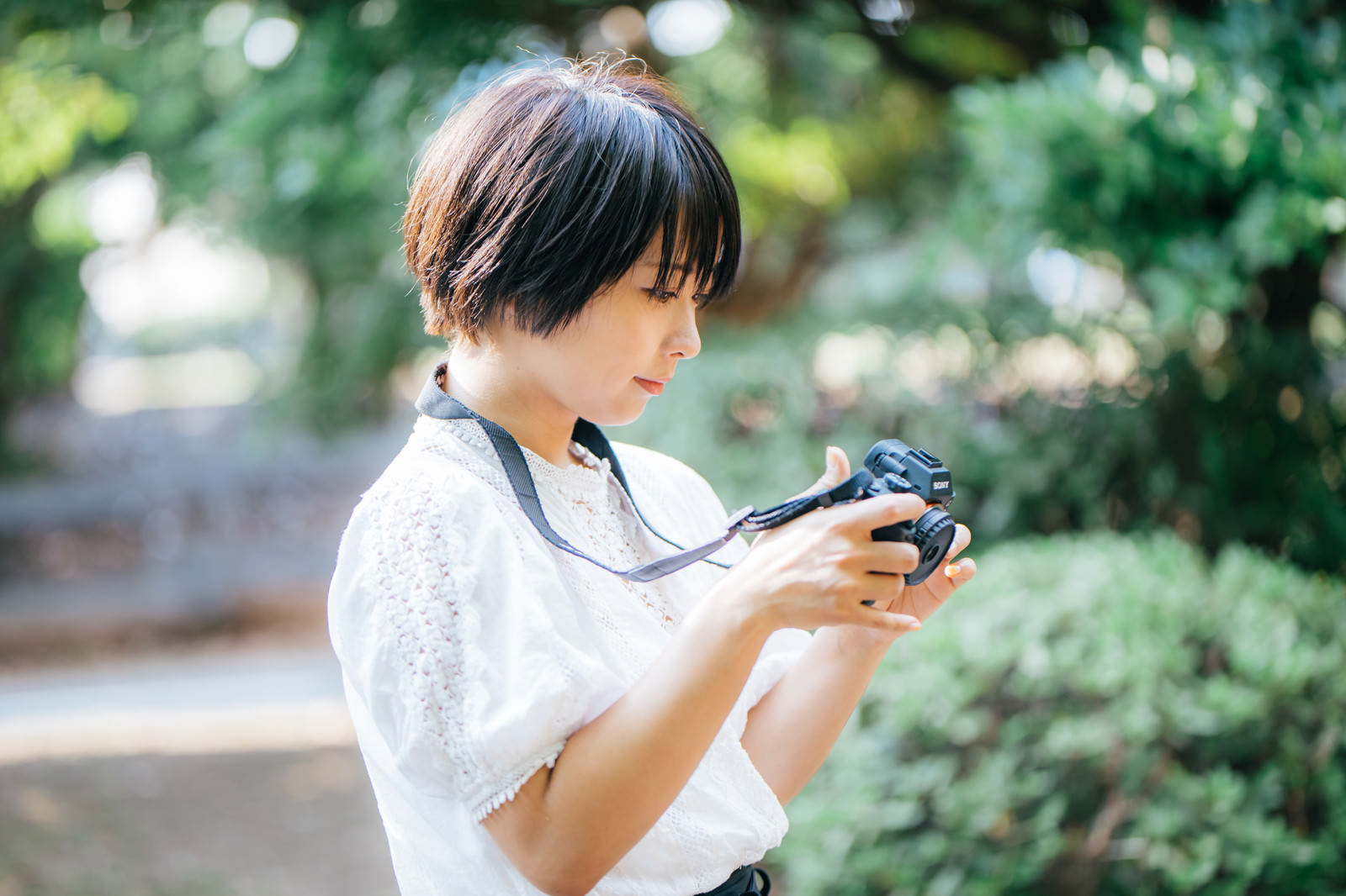 「撮影した画像を確認してご満悦のカメラ女子撮影した画像を確認してご満悦のカメラ女子」［モデル：にゃるる］のフリー写真素材を拡大