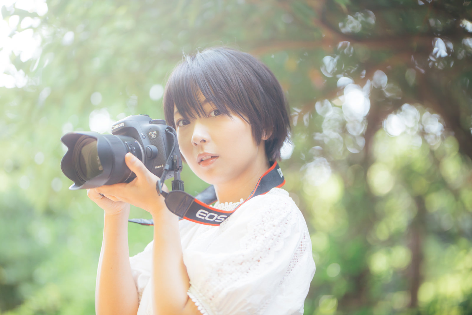 一眼レフを持ったカメラ女子の写真素材 ぱくたそ