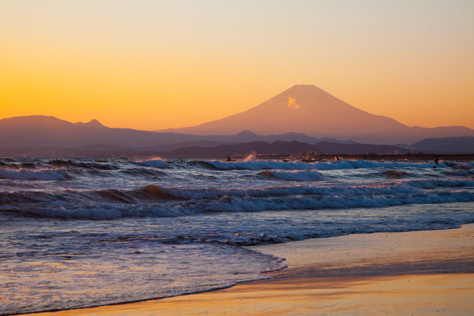 「押し寄せる波と富士の山押し寄せる波と富士の山」のフリー写真素材