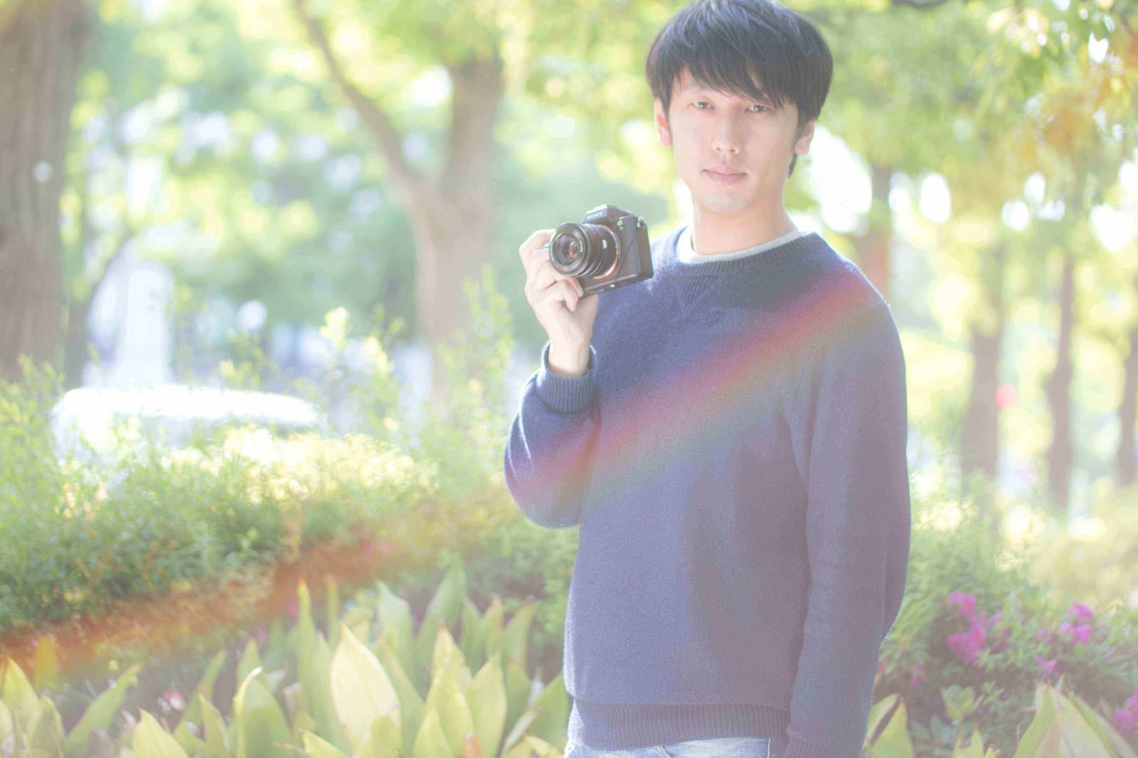 雨上がりの公園でフォトウォークをする週末フォトグラファーの写真を無料ダウンロード フリー素材 ぱくたそ