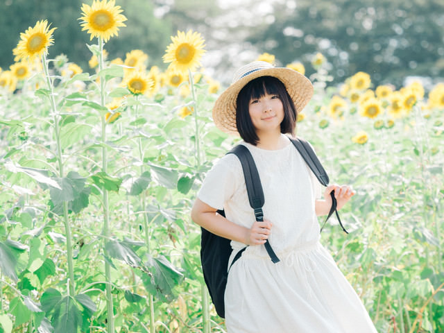 ひまわりと浮かれた女の子