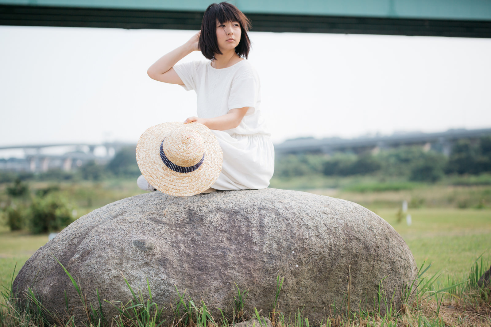 石の上で辺を見回す麦わら女子の写真を無料ダウンロード フリー素材 ぱくたそ