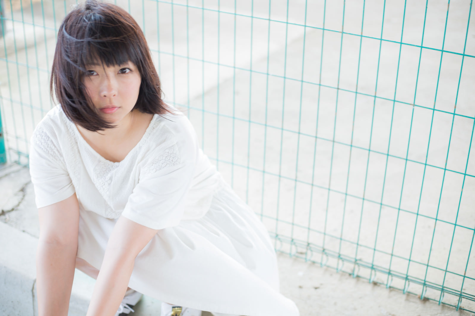 「屋上で出会ったワンピ女子 | フリー素材のぱくたそ」の写真［モデル：にゃるる］