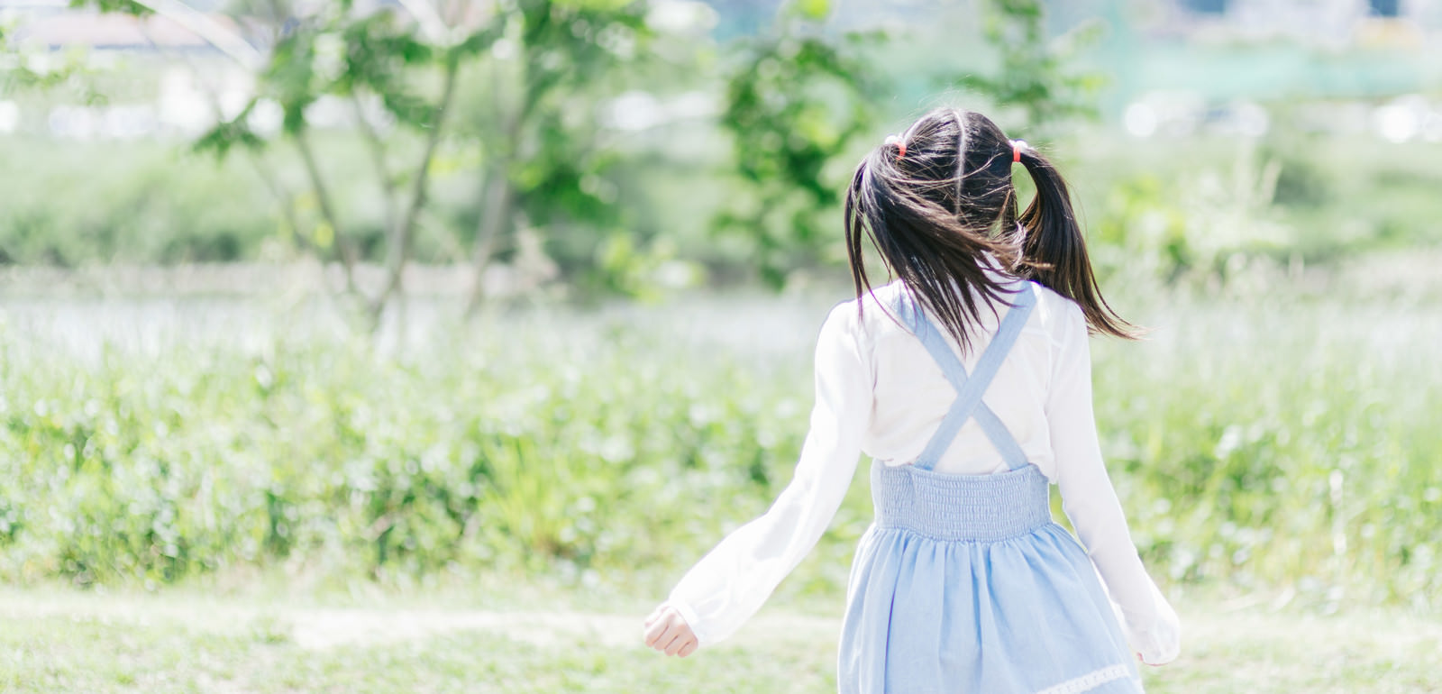 ツインテール女子の後ろ姿の写真素材 ぱくたそ