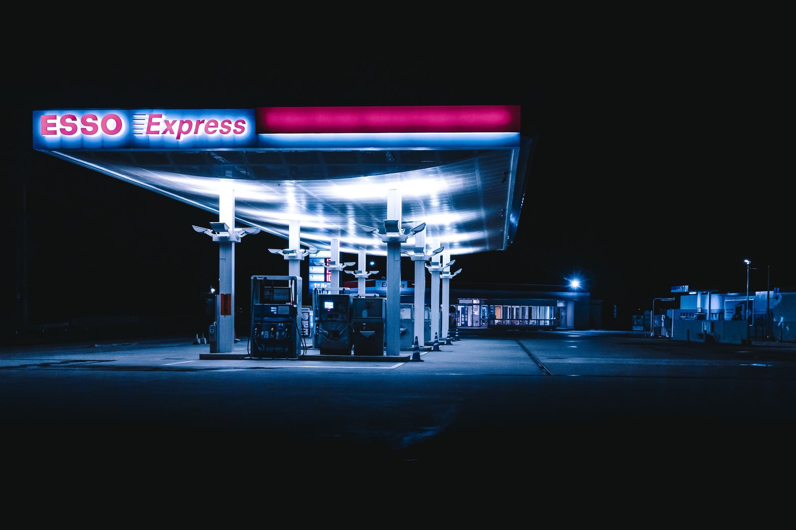 深夜のガソリンスタンドの写真素材 ぱくたそ