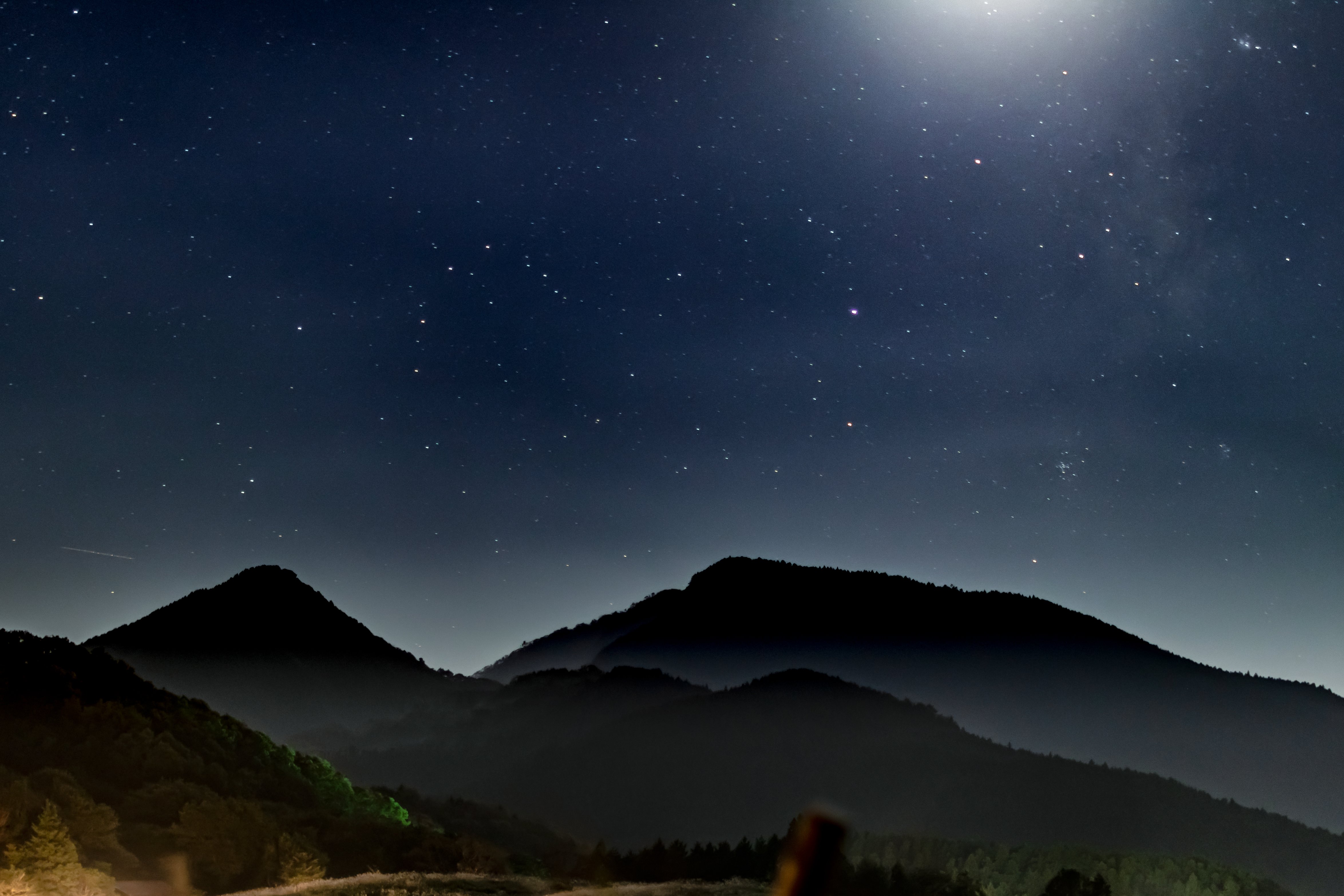 静まる夜の山の写真素材 ぱくたそ