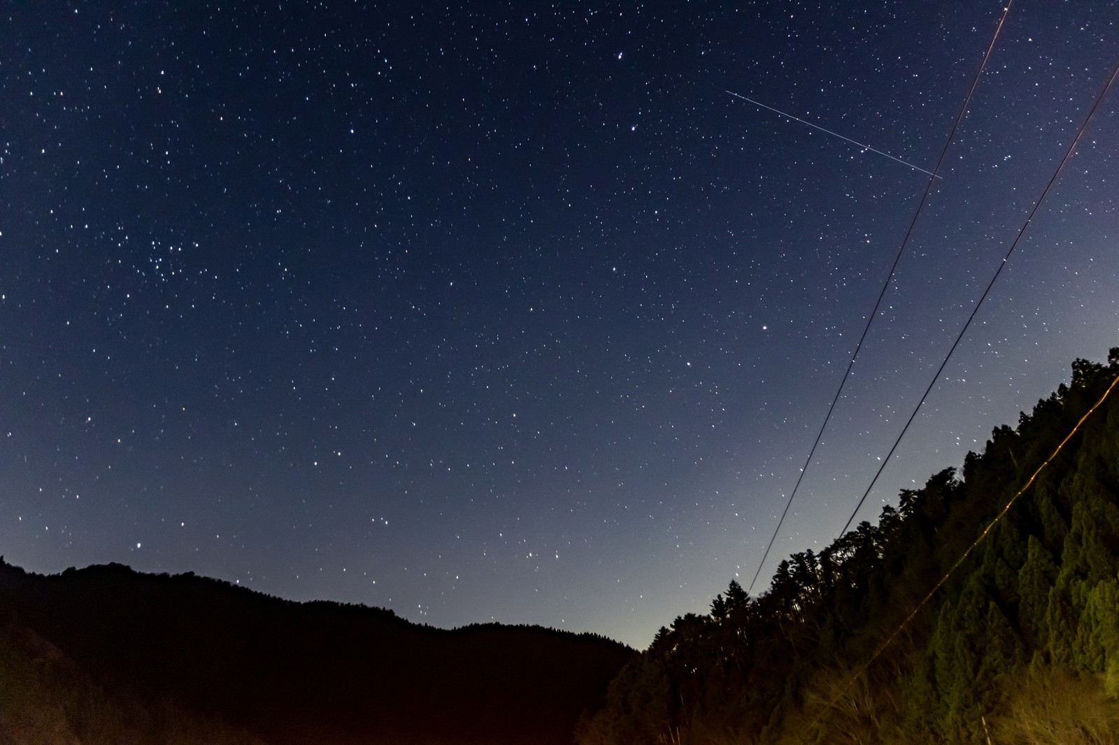 流れ星と雲ひとつない夜空の写真 画像 を無料ダウンロード フリー素材のぱくたそ