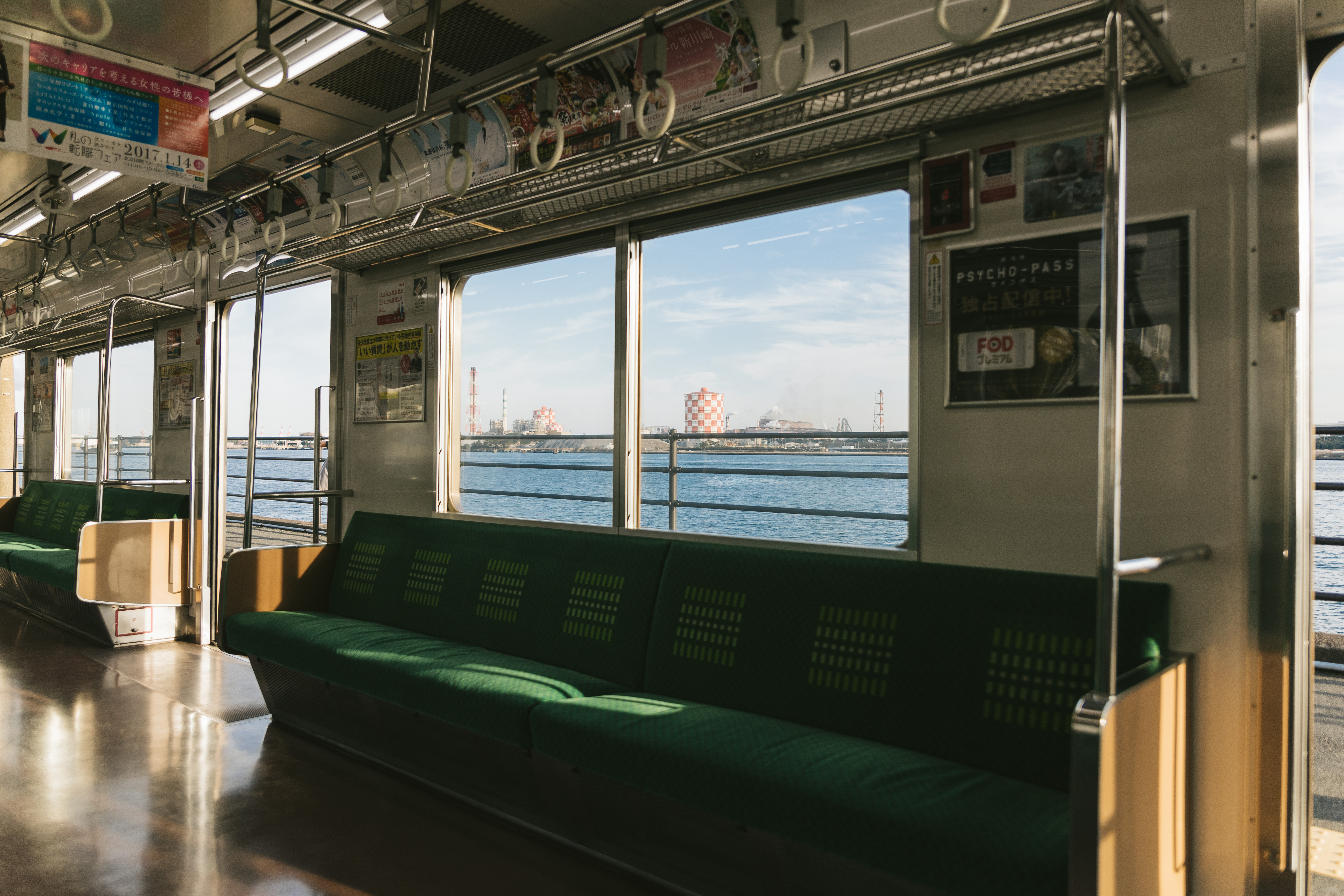 日本で一番海に近い 海芝浦駅 を車内からの写真を無料ダウンロード フリー素材 ぱくたそ