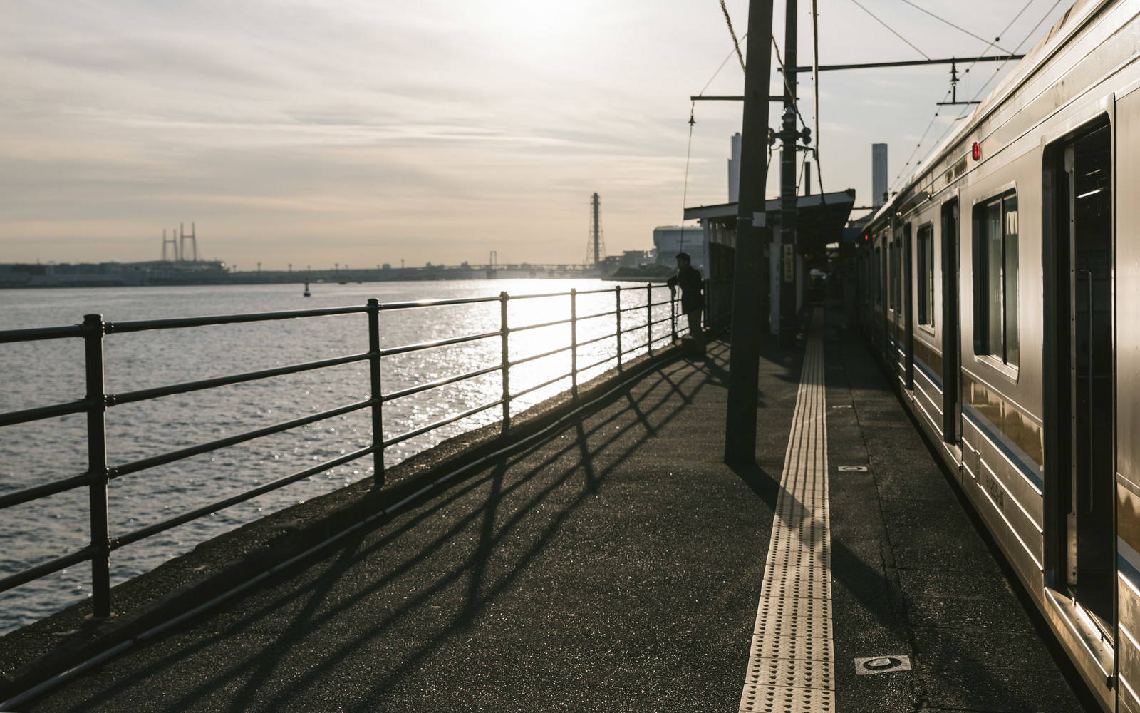 車窓から見える景色はまるで船の中 海芝浦駅 におでかけフリー素材 ぱくたそ公式ブログ