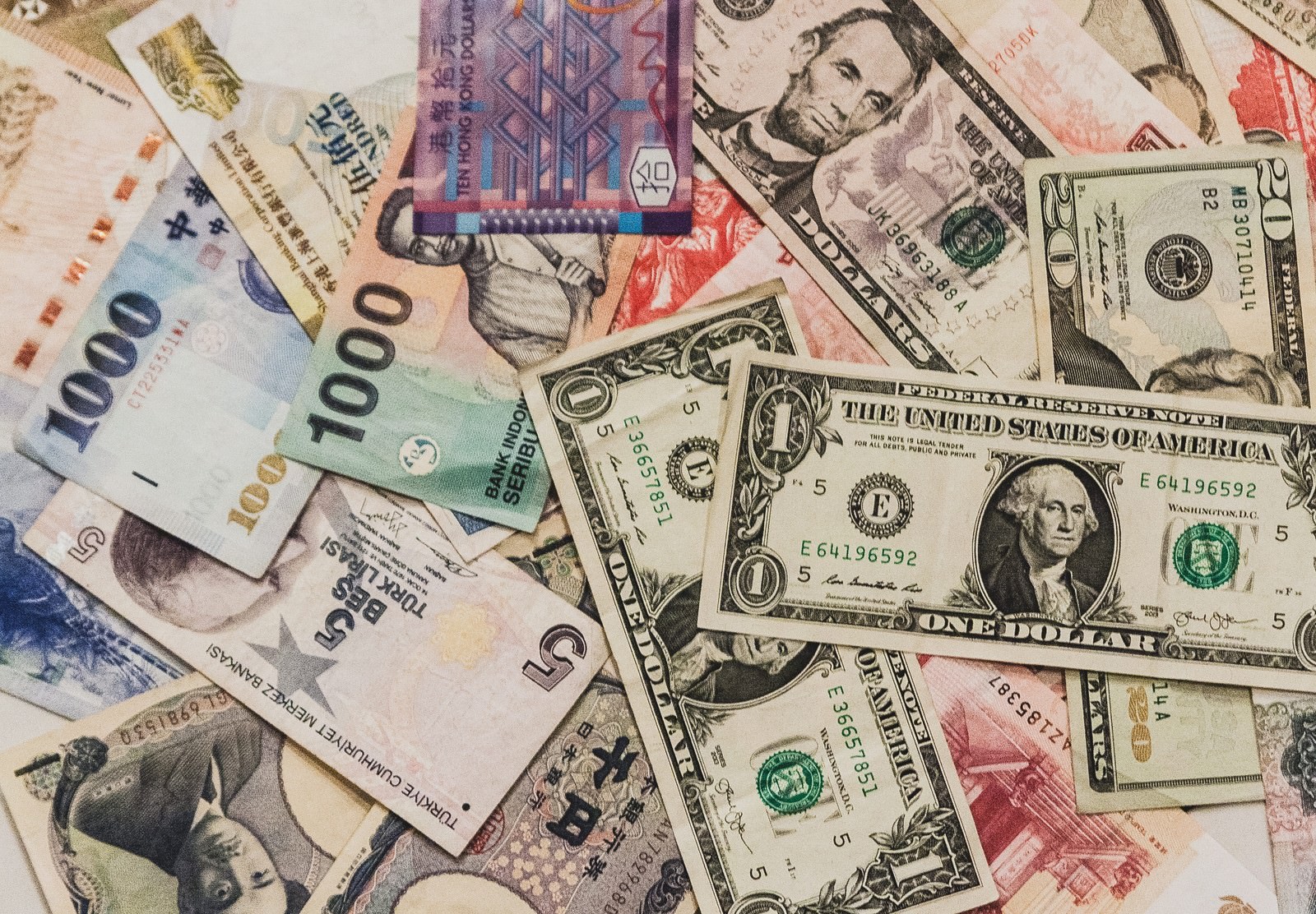 「散らばった海外の紙幣」の写真