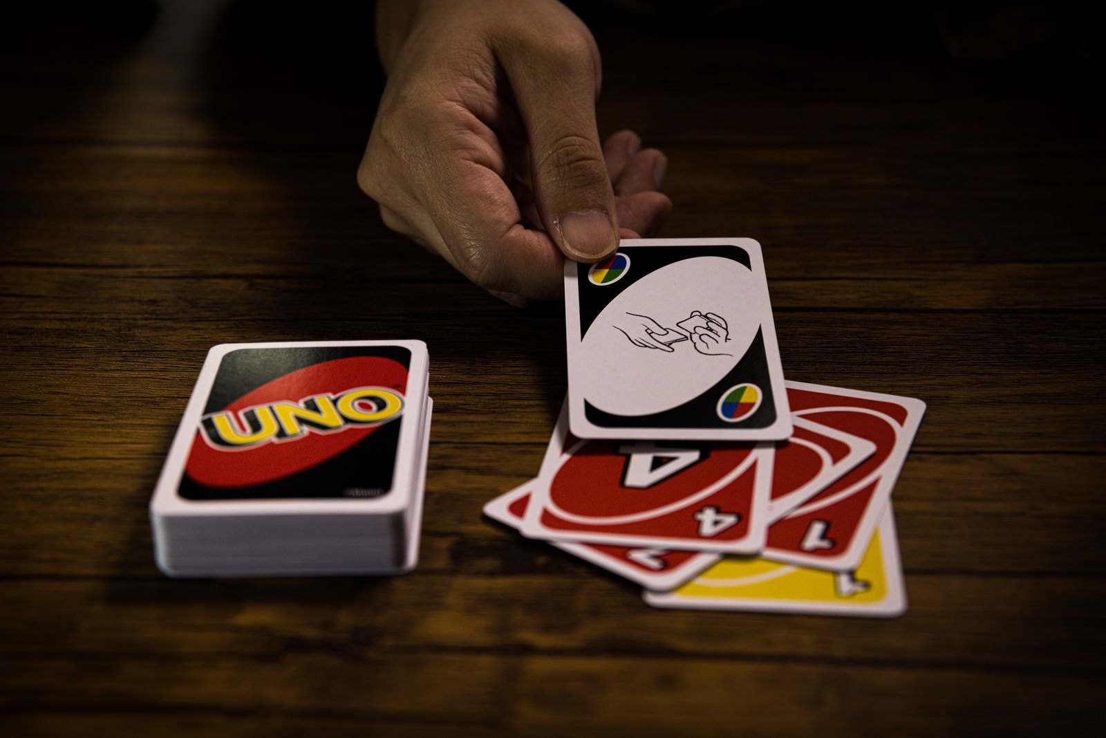 シャッフルカードを場に出すの写真を無料ダウンロード フリー素材 ぱくたそ