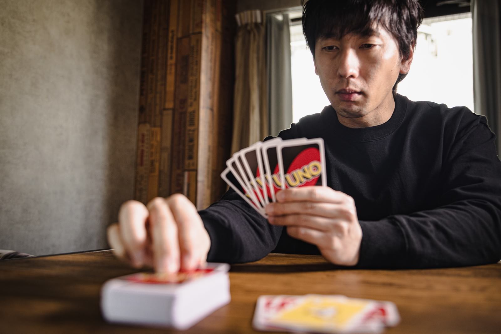 生まれつきポーカーフェイスのプレイヤーの写真素材 ぱくたそ