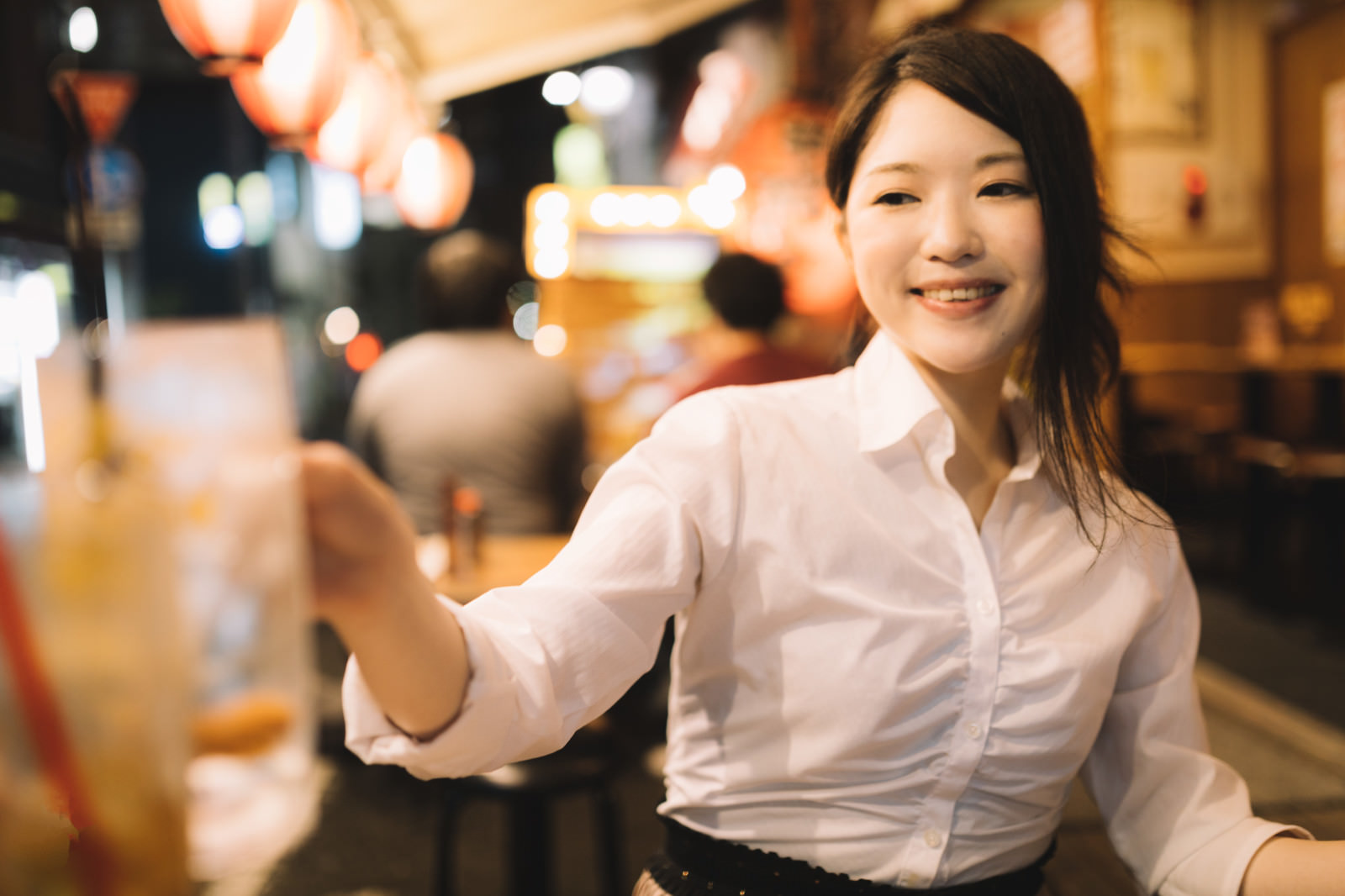 「「乾杯！」お酒が大好きな女性ライター」の写真［モデル：シマヅ］