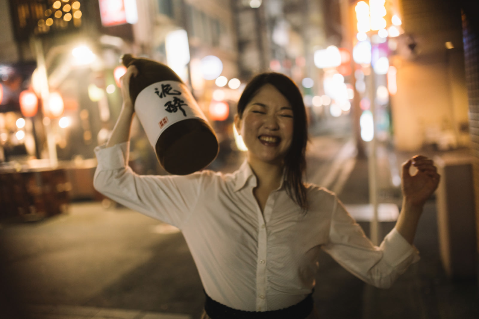 「酔っぱらいの女性（路上）酔っぱらいの女性（路上）」［モデル：シマヅ］のフリー写真素材を拡大