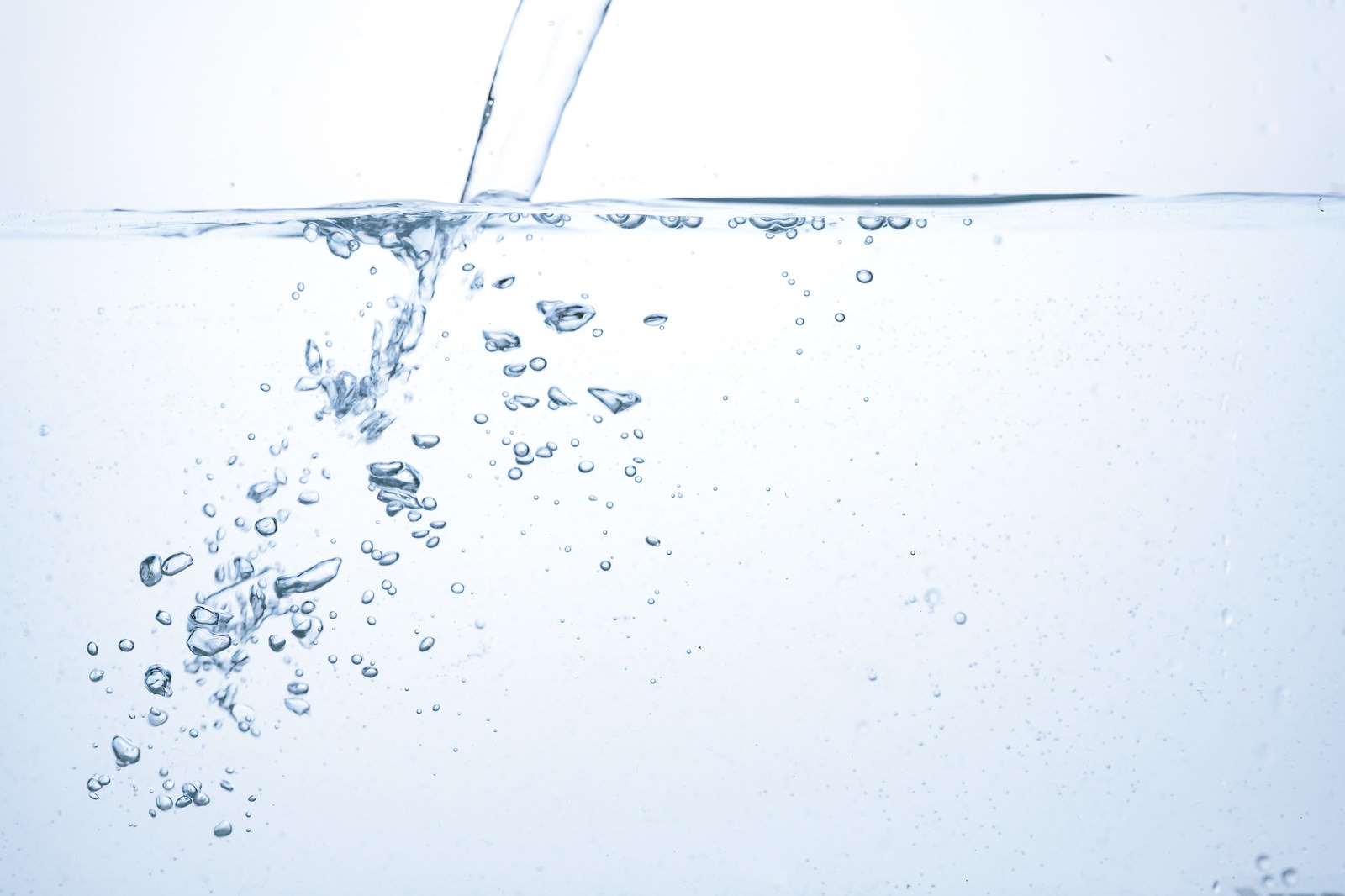 水面に注ぎ込まれる水のフリー素材 ぱくたそ 水面に注ぎ込まれる水のフリー素材 ぱくたそ