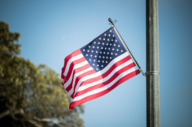 風になびくアメリカの国旗