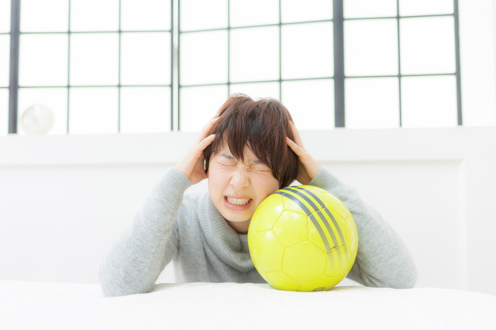 「うわぁぁぁああ！！チャンピオンズリーグ見逃した！うわぁぁぁああ！！チャンピオンズリーグ見逃した！」［モデル：八木彩香］のフリー写真素材