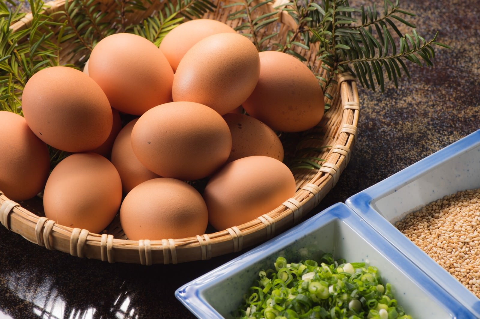 「山盛りの新鮮卵と薬味 | フリー素材のぱくたそ」の写真