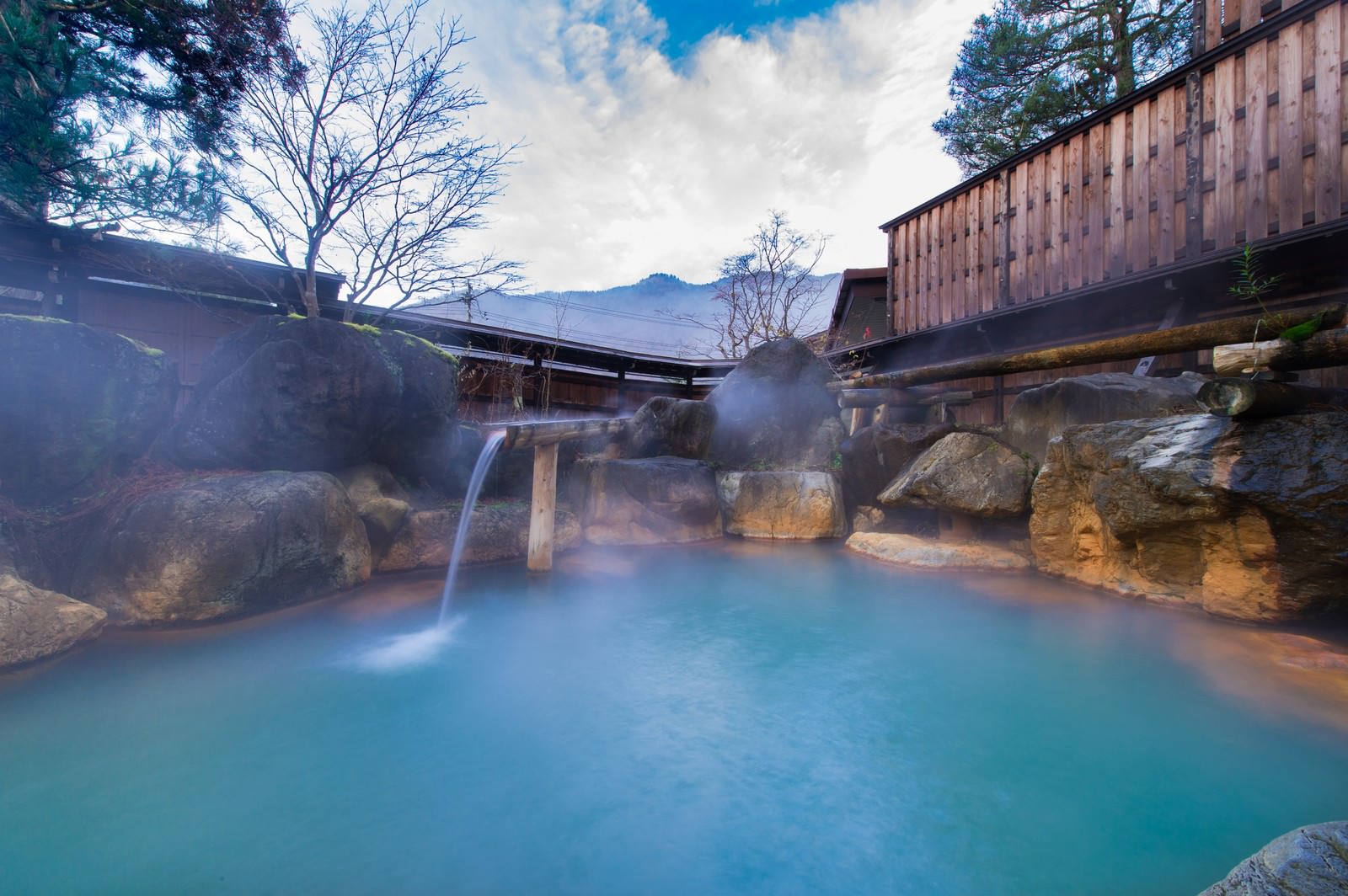 泳げるほど広い平湯館の源泉かけ流し岩露天風呂の無料の写真素材 フリー素材 をダウンロード ぱくたそ