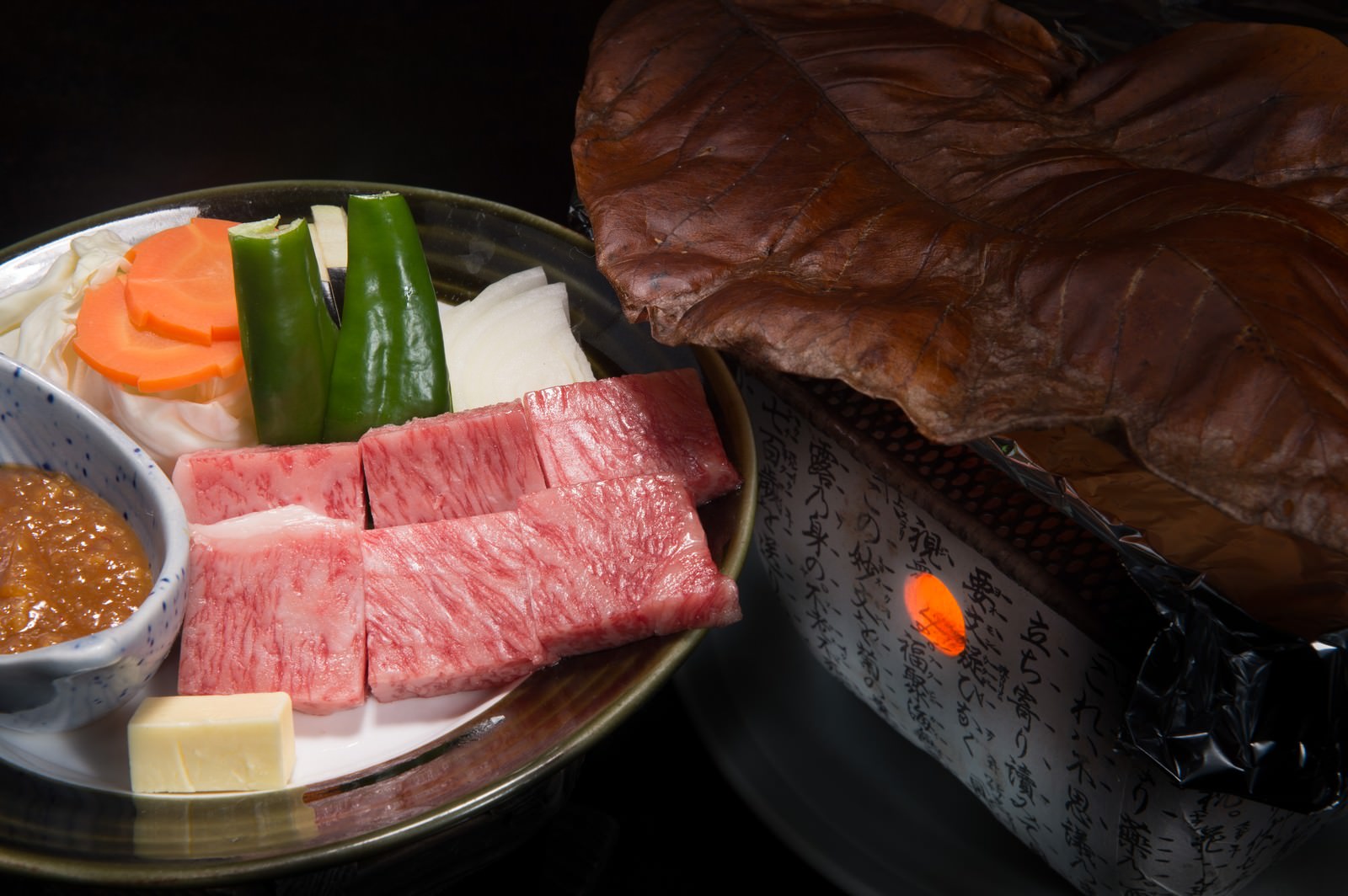 炭火と朴葉でA5ランク飛騨牛ステーキを焼き上げるのフリー素材