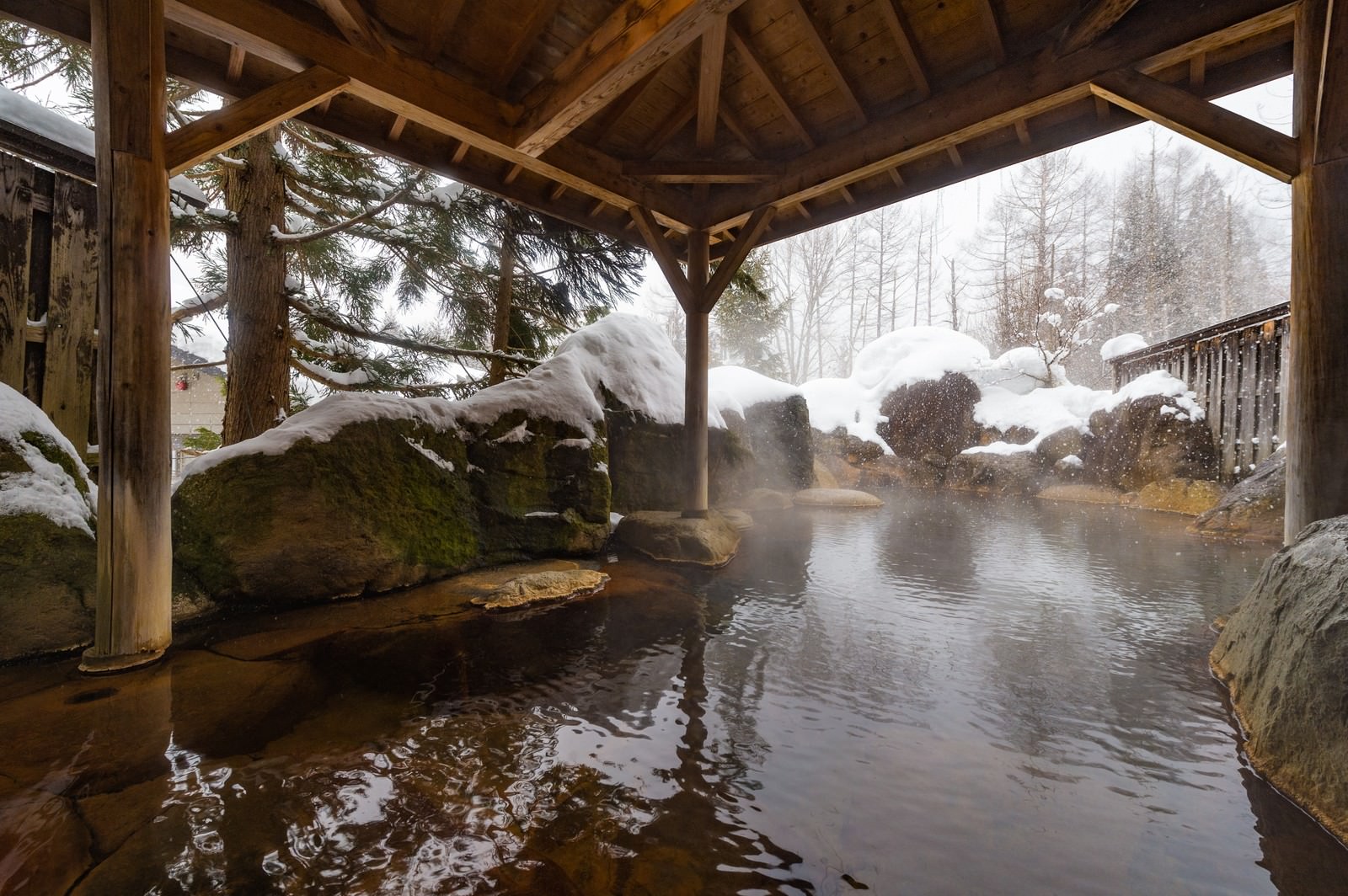 雪が積もる露天風呂 平湯プリンスホテル の写真を無料ダウンロード フリー素材 ぱくたそ