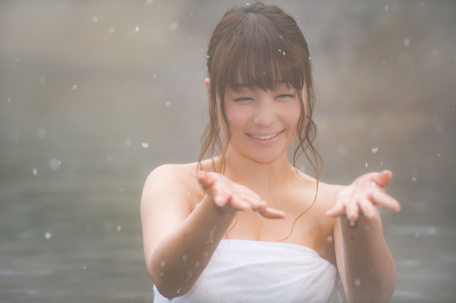 雪が舞う温泉と美女の写真 画像 を無料ダウンロード フリー素材のぱくたそ