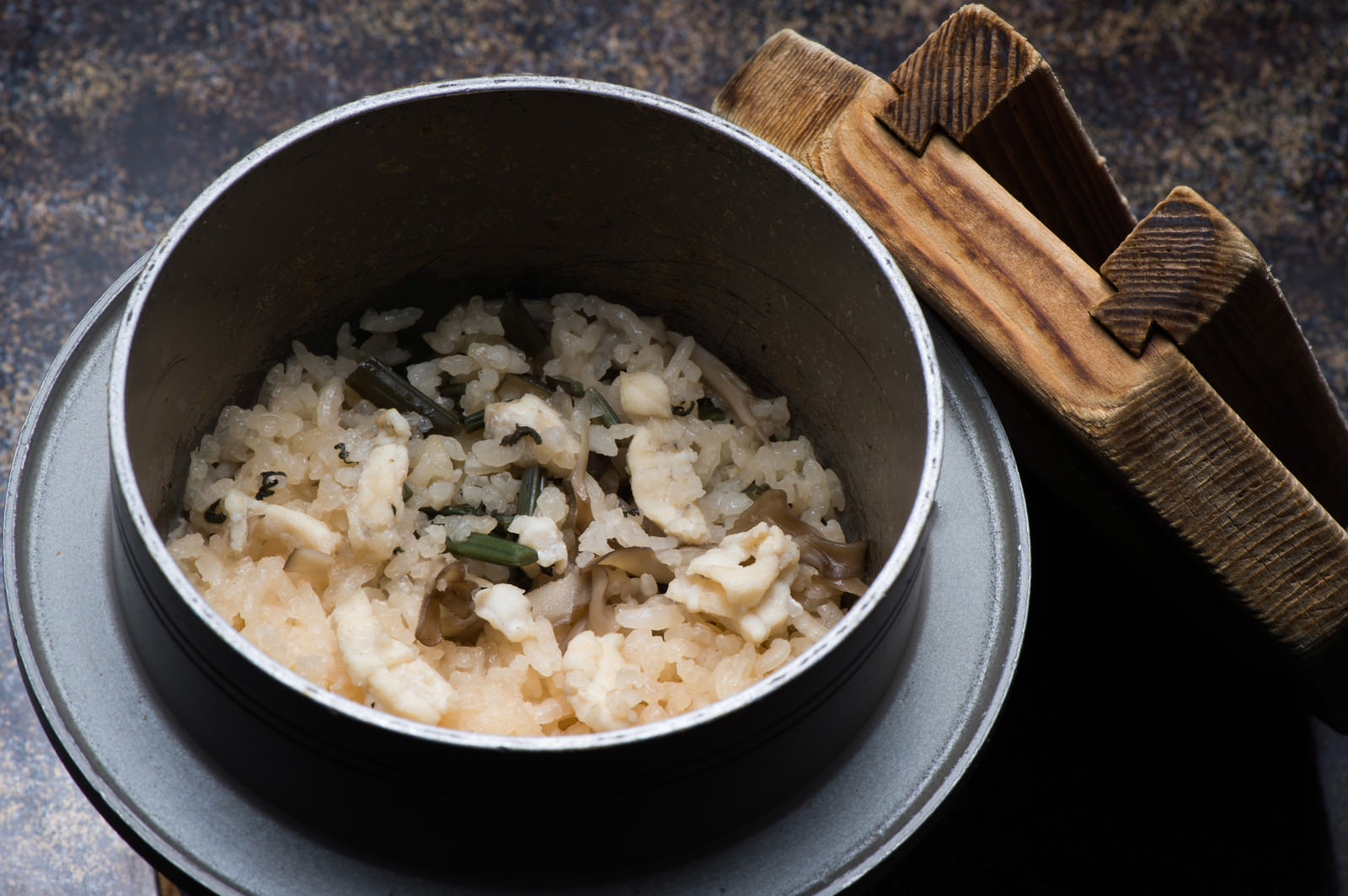 上品な出汁と飛騨ふぐの淡白な甘みが絶妙な栄太郎の釜飯のフリー素材