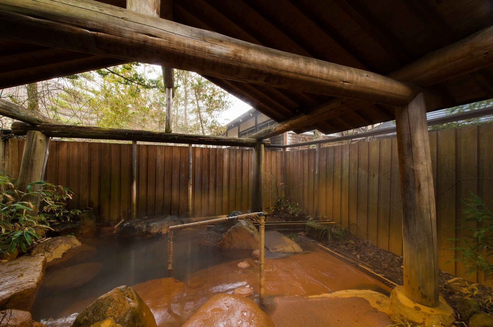 「平湯館の贅沢な造りの貸切露天風呂 | フリー素材のぱくたそ」の写真