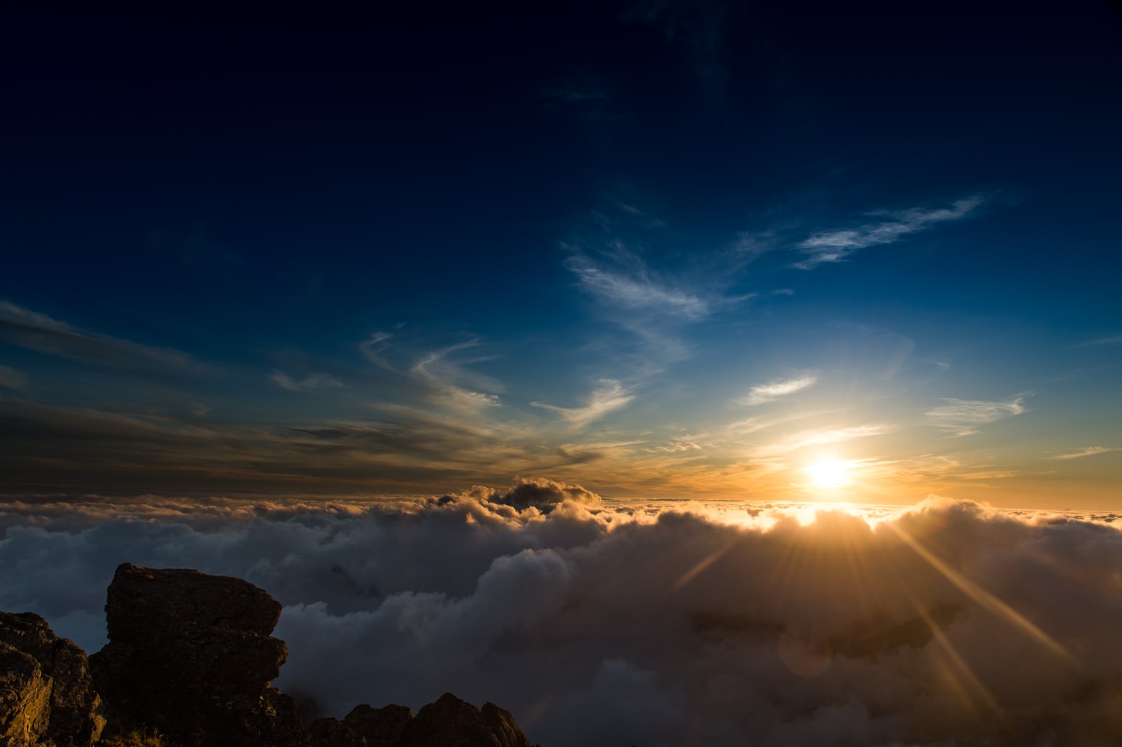 標高3000mを超える北アルプスの夕方の雲海の写真を無料ダウンロード フリー素材 ぱくたそ