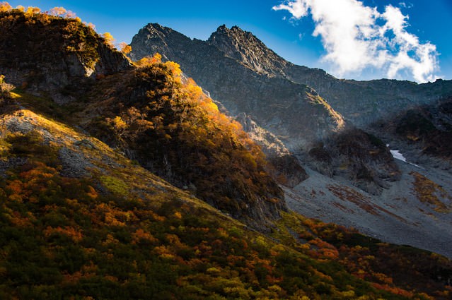 「北アルプスの岩肌と涸沢カールの紅葉」のフリー写真素材