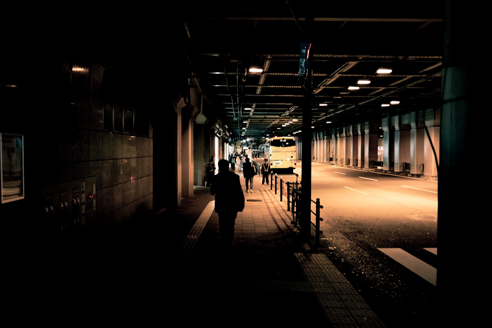 バス停留所に向かう人のシルエットの写真を無料ダウンロード フリー素材 ぱくたそ バス停留所に向かう人のシルエットの写真を無料ダウンロード フリー素材 ぱくたそ