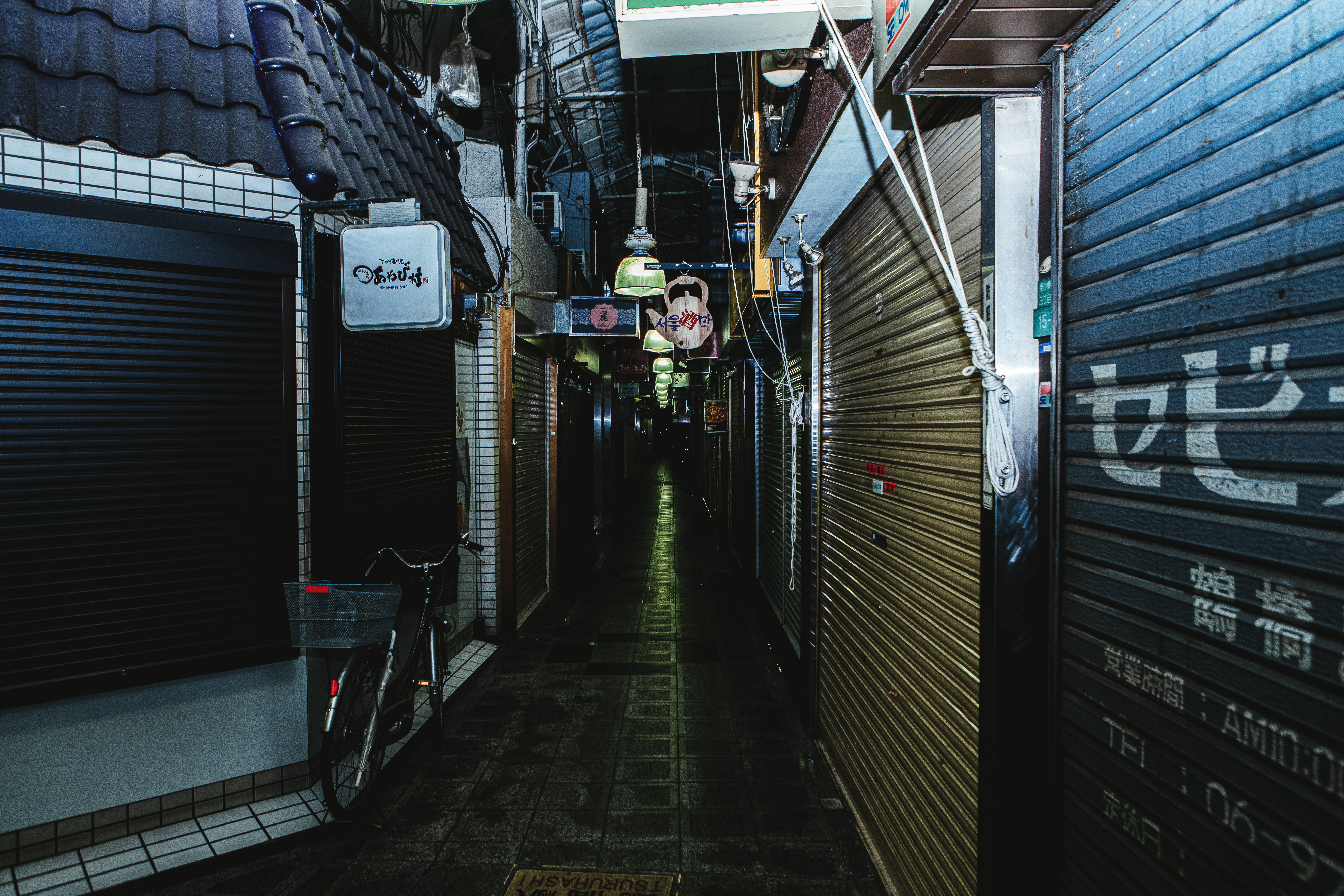深夜にシャッターが降りた商店街の写真を無料ダウンロード フリー素材 ぱくたそ 深夜にシャッターが降りた商店街の写真を無料ダウンロード フリー素材 ぱくたそ