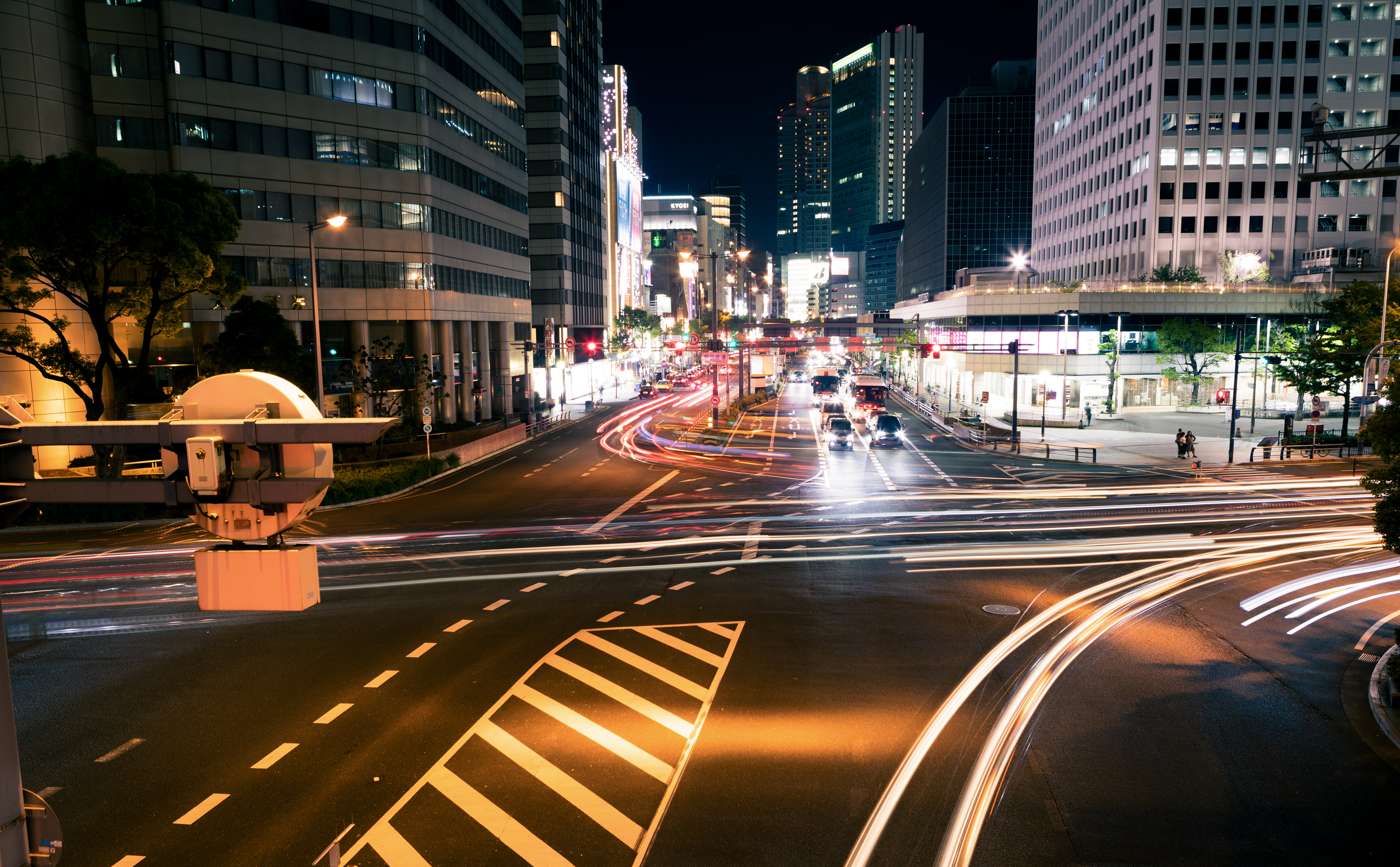 夜の交差点を行き交う車の光跡の無料の写真素材 フリー素材 をダウンロード ぱくたそ