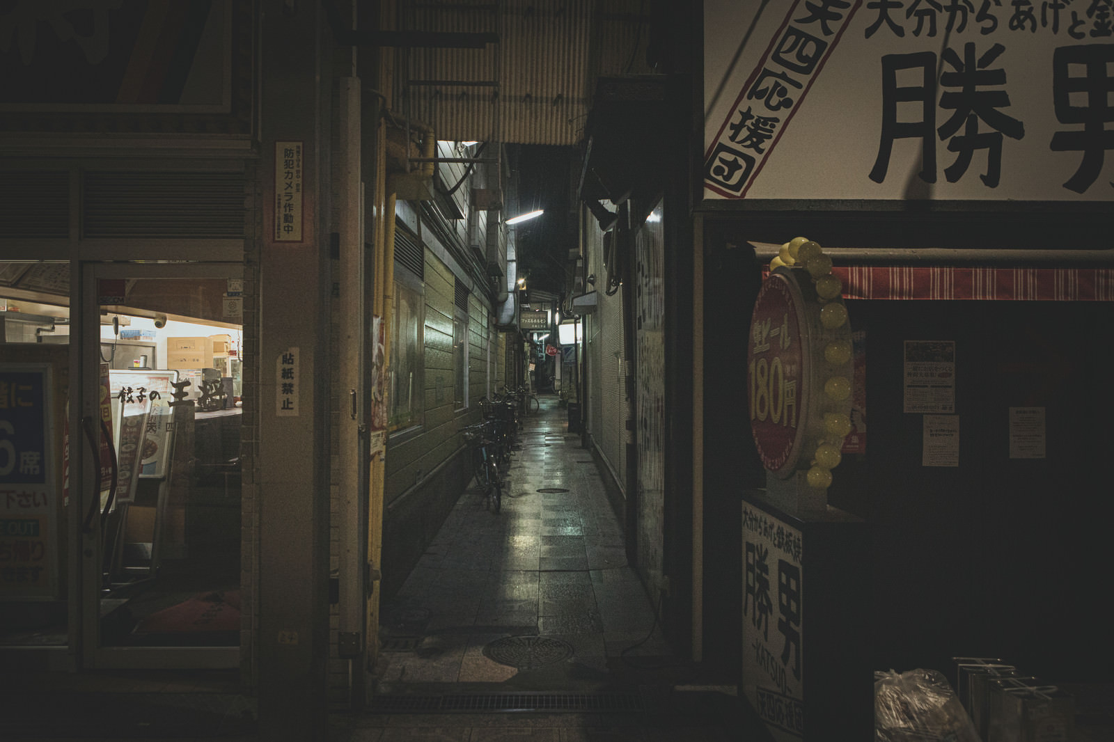 薄暗い路地裏の道の写真素材 ぱくたそ