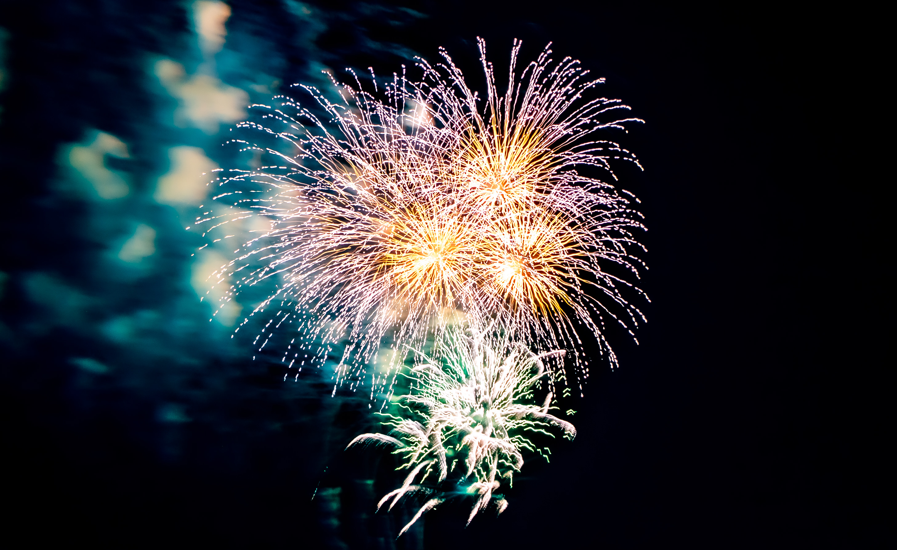 炸裂する花火の写真素材 ぱくたそ