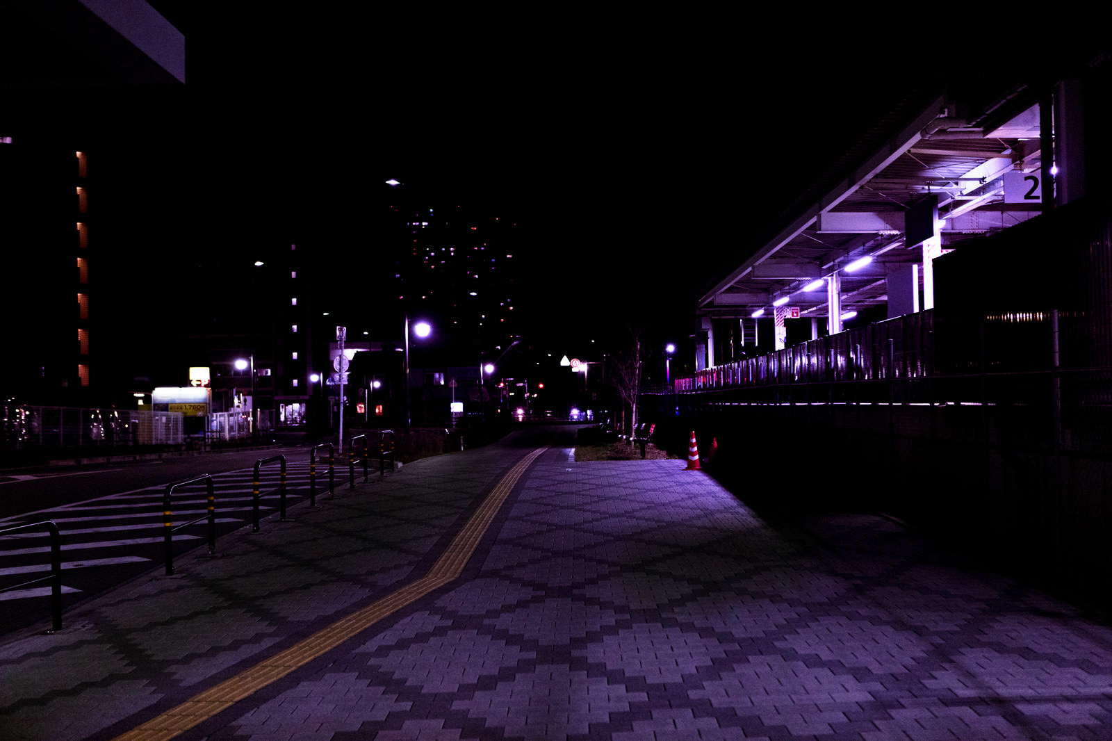 誰もいない深夜の駅前の歩道の写真 画像 を無料ダウンロード フリー素材のぱくたそ 誰もいない深夜の駅前の歩道の写真 画像 を無料ダウンロード フリー素材のぱくたそ