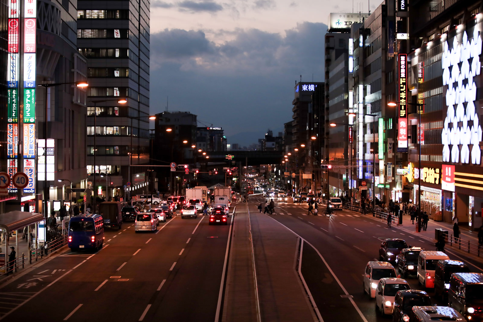 赤信号で止まる車と街並みの写真 画像 を無料ダウンロード フリー素材のぱくたそ 赤信号で止まる車と街並みの写真 画像 を無料ダウンロード フリー素材のぱくたそ
