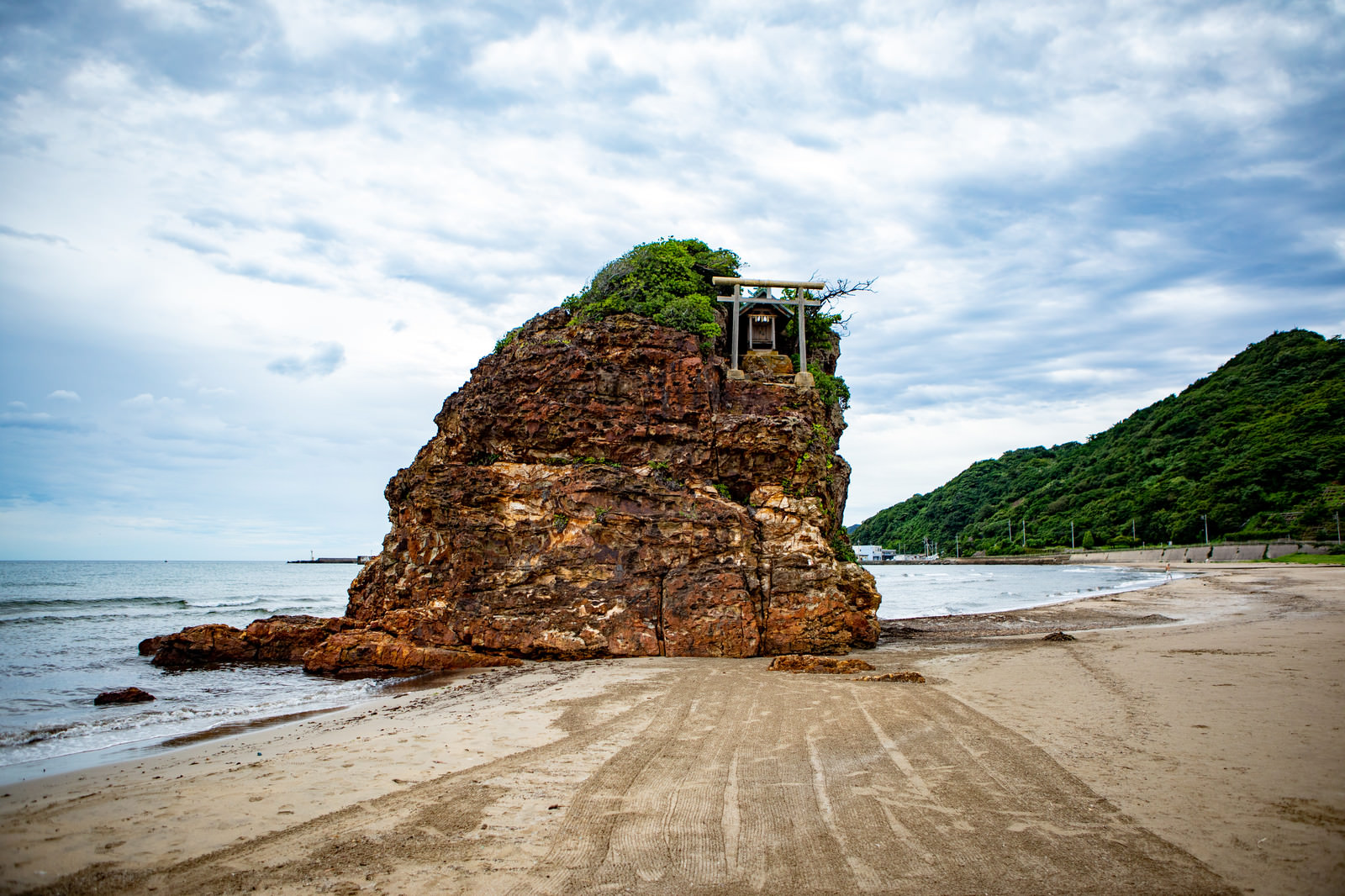 「稲佐の浜にあるパワースポット（弁天島）」の写真