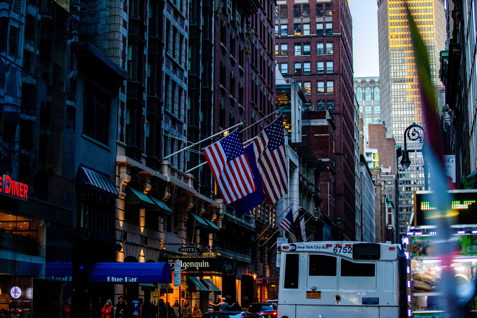 ニューヨークの街並みとアメリカ国旗の写真素材 フリー素材は ぱくたそ 写真を無料ダウンロード