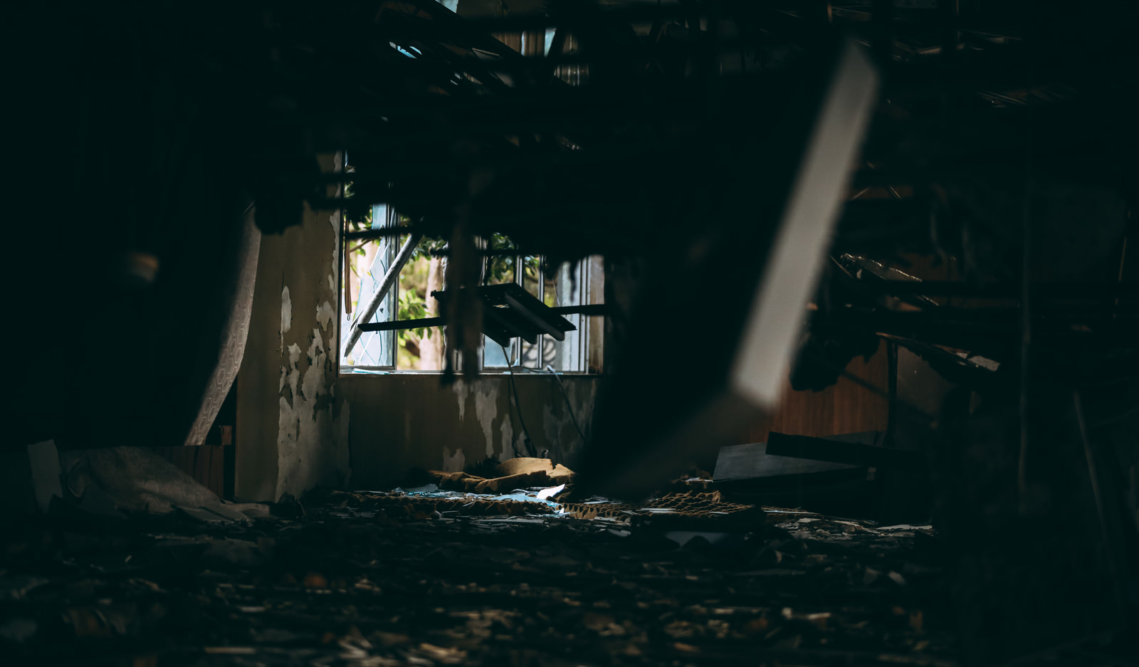 「天井が崩れ落ちる廃墟」の写真