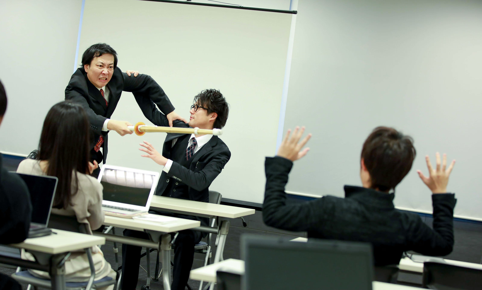 「体罰も辞さないパワハラ研修がはじまる」の写真［モデル：のせさん 村田裕章］