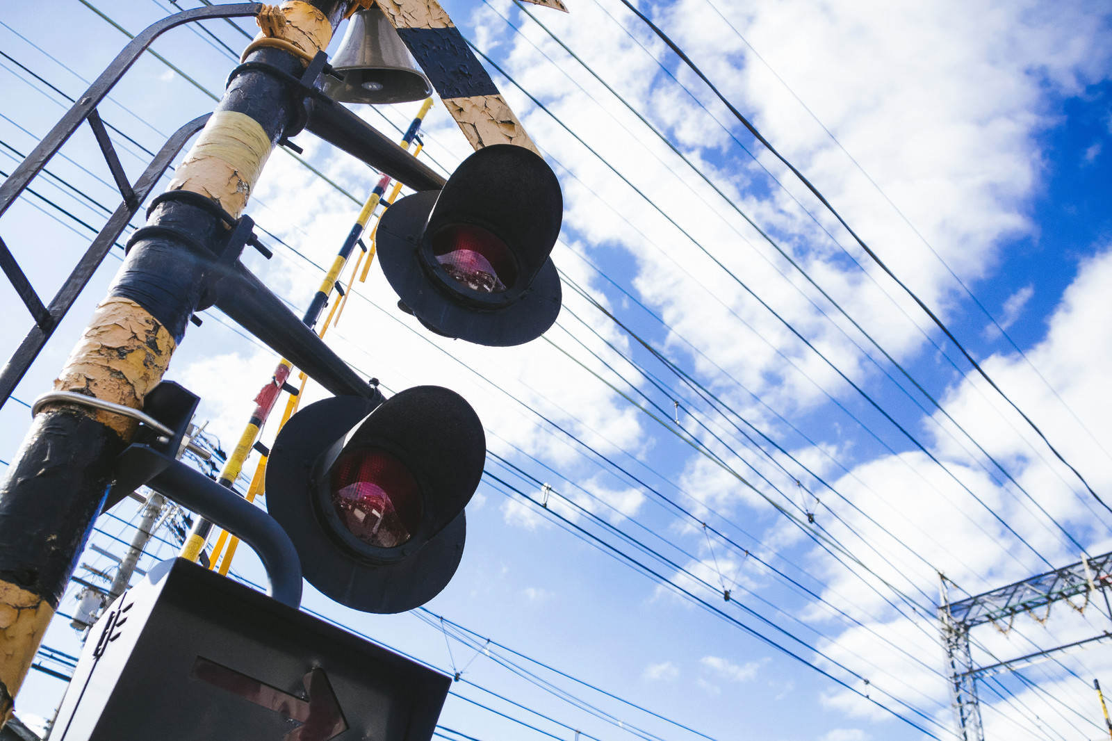 「踏切と電線」の写真