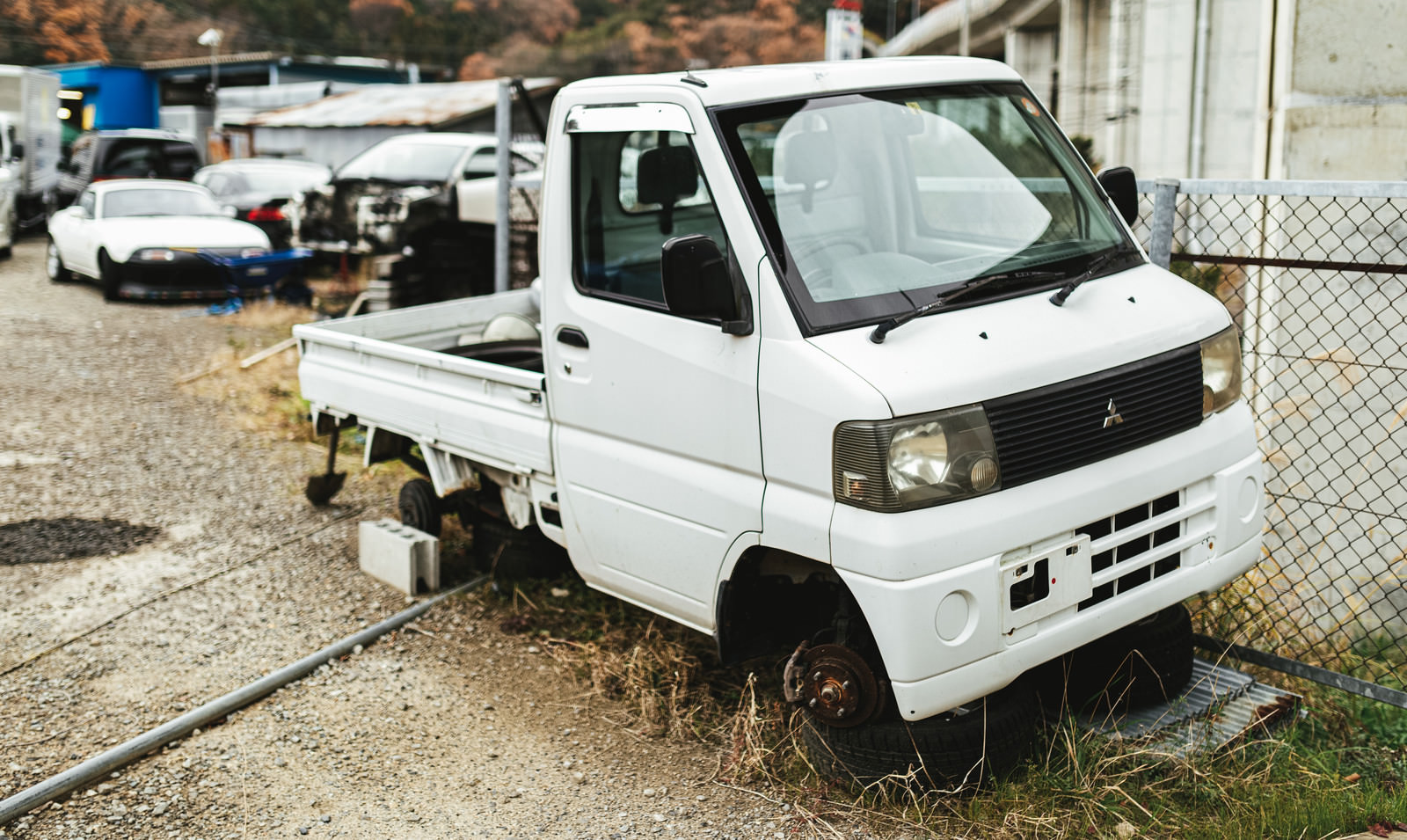 「タイヤが外れた軽トラック」の写真