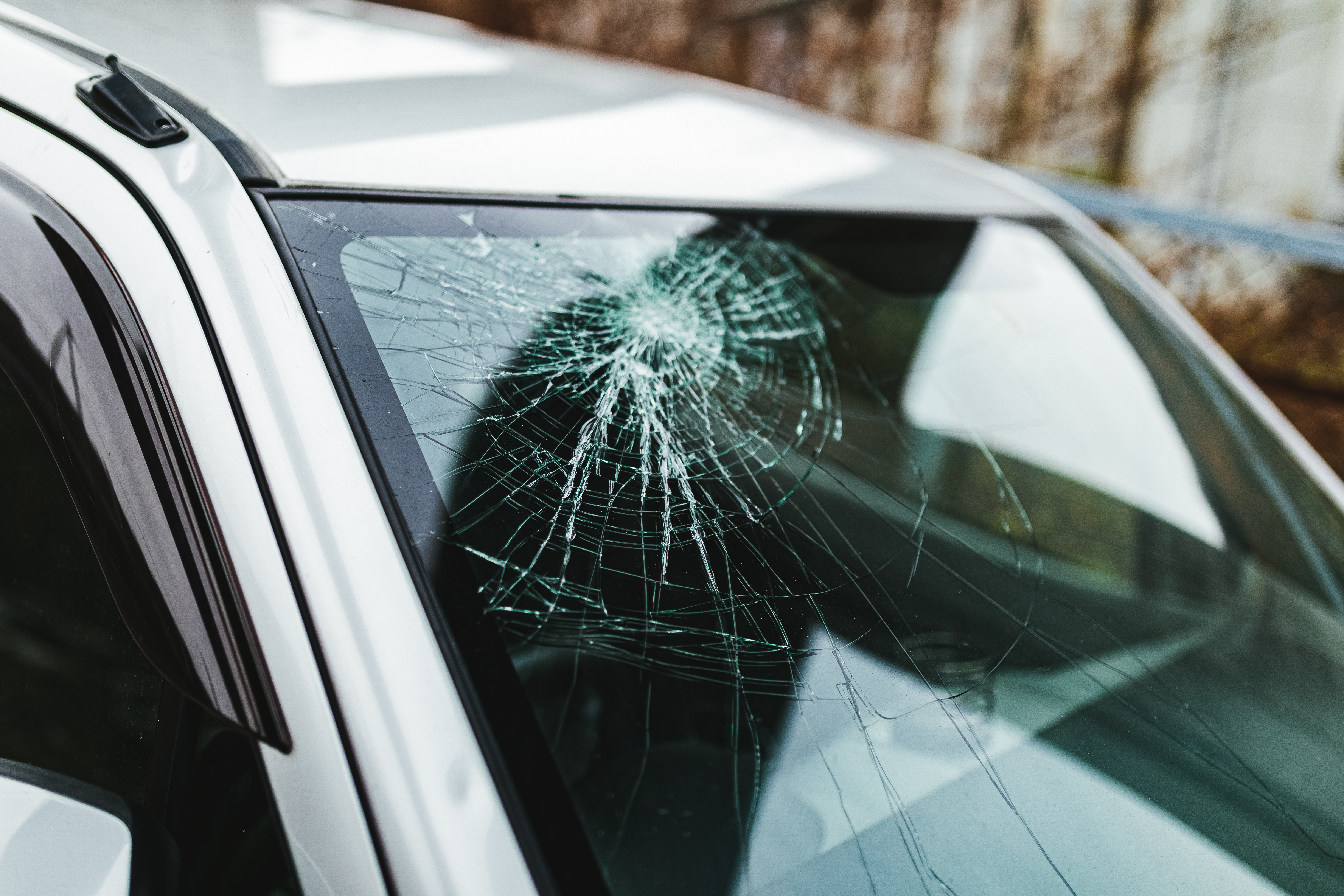 車のフロントガラスがクモの巣状にヒビが入ったの写真素材 ぱくたそ