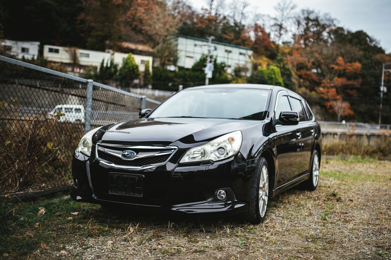 「ナンバーを外した黒い車（廃車）」の写真