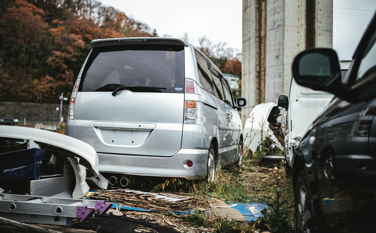 廃車工場に停められている自動車の写真素材 ぱくたそ