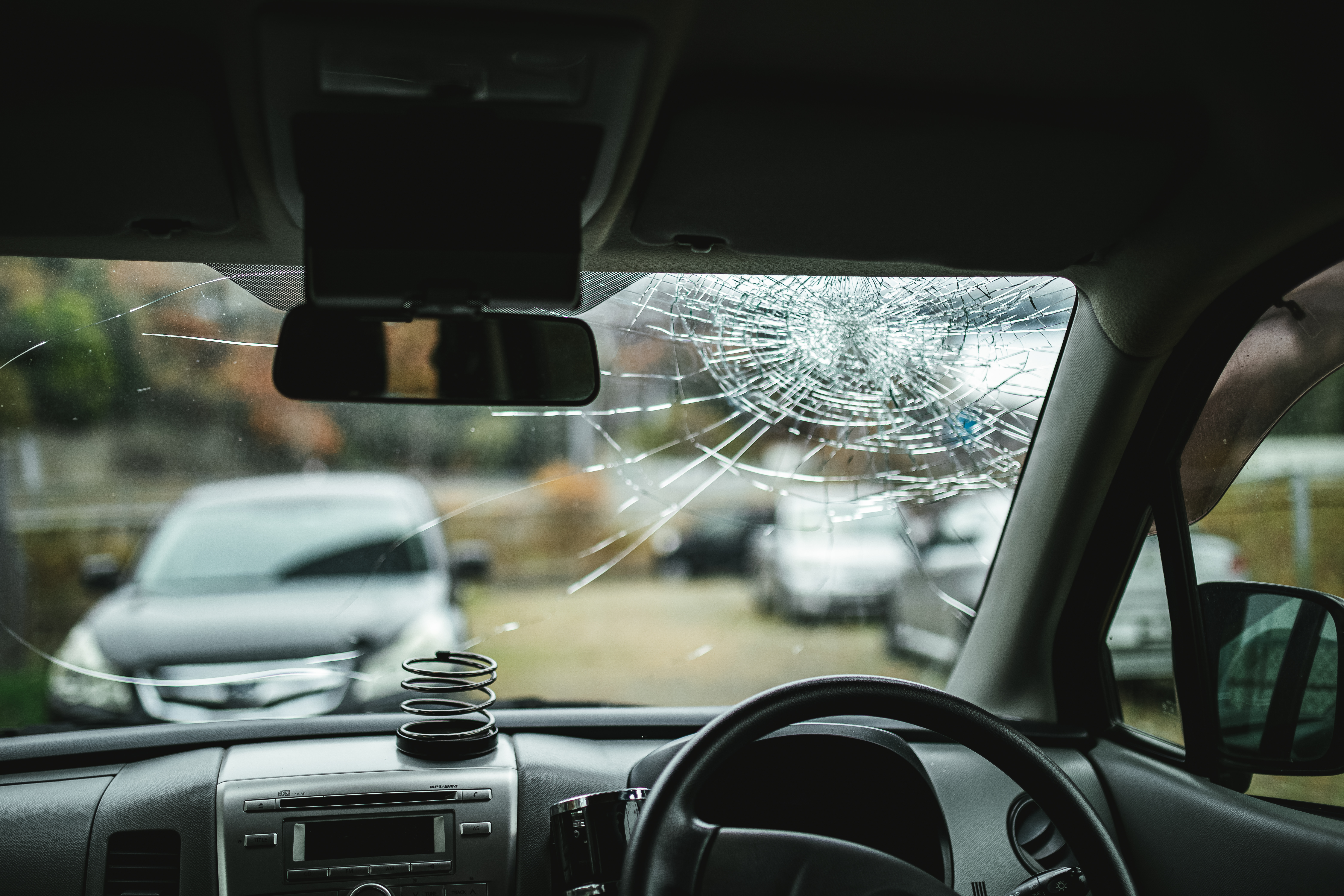 交通事故を起こした車内の様子 フロントガラスのヒビ の写真素材 ぱくたそ