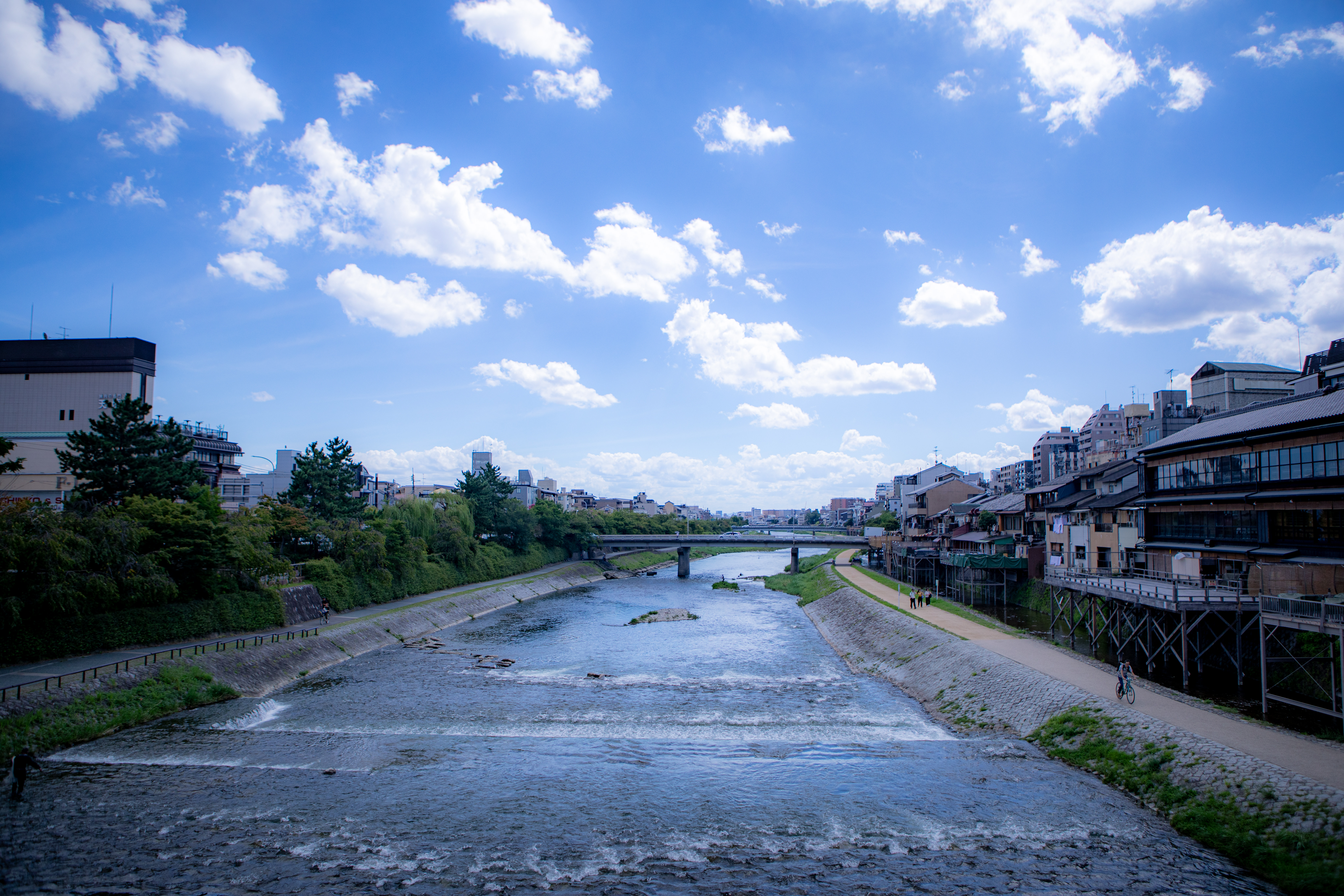 どこまでも続く青空と鴨川 京都府 の写真 画像 フリー素材 ぱくたそ