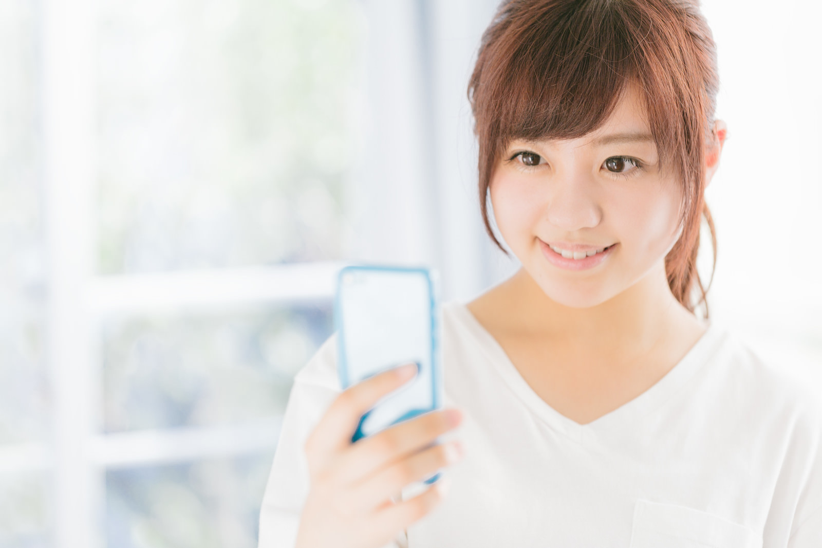 「スマホで健康管理を行う意識の高い女性スマホで健康管理を行う意識の高い女性」［モデル：河村友歌］のフリー写真素材