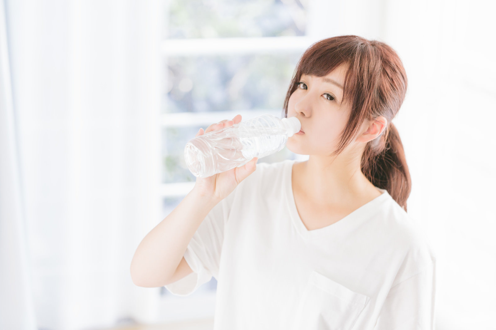 寝起きの水分補給の写真素材 - ぱくたそ